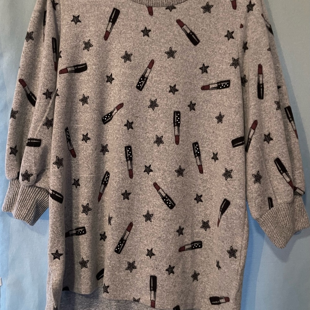Grey lipstick print half sleeve sweater.